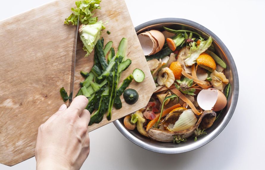 Epluchures versées dans un seau à compost